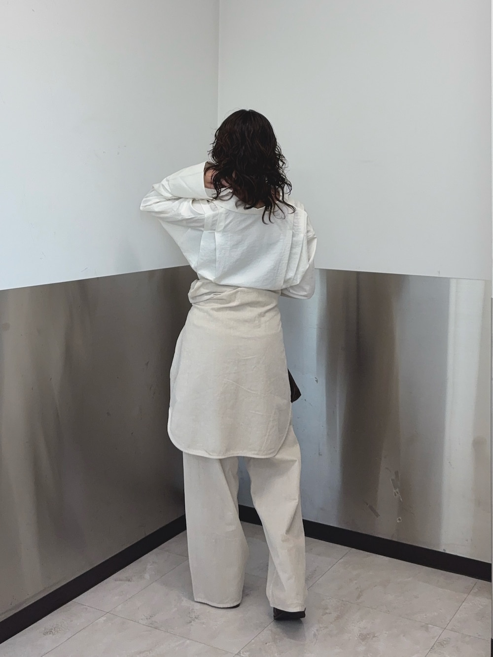 ホワイト系のシャツ/ブラウス、ホワイト系のその他パンツ、ブラウン系のその他シューズを着用したレディースの秋コーディネートの3枚目の写真