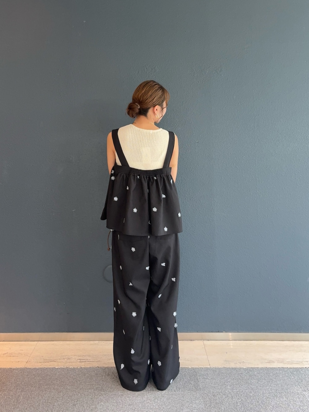 ブラック系のシャツ/ブラウス、ブラック系のその他パンツ、ブラウン系のハンドバッグを着用したレディースの夏コーディネートの3枚目の写真