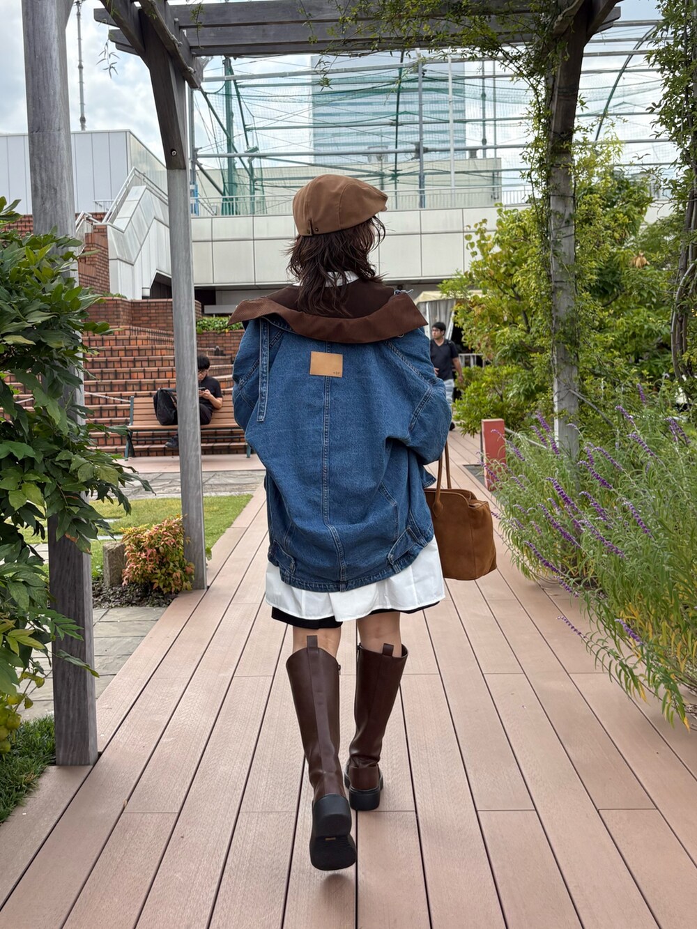 ホワイト系のワンピース、ブラウン系のその他アウター、イエロー系のボストンバッグを着用したレディースの秋コーディネートの5枚目の写真