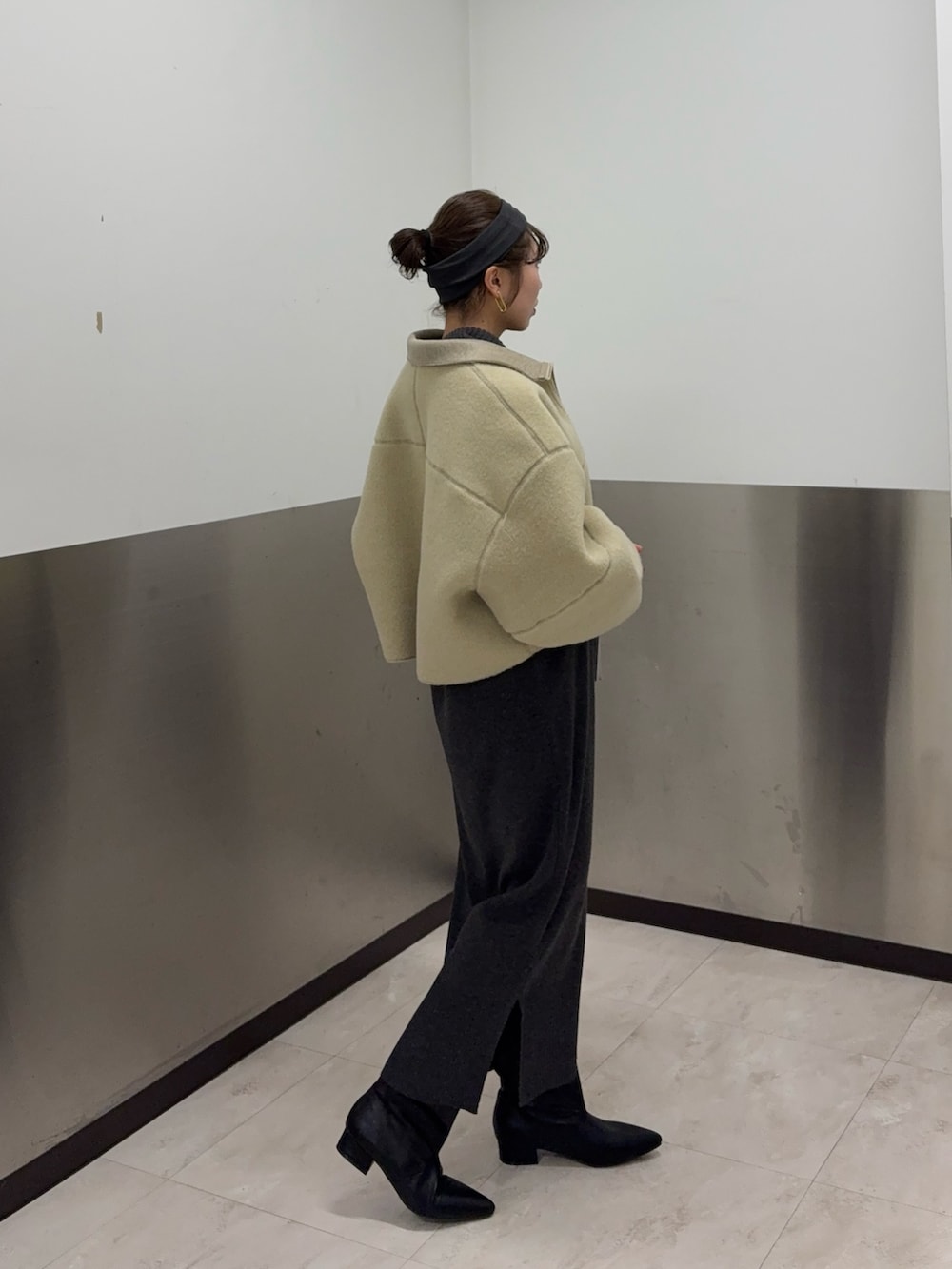 ベージュ系のその他アウター、グレー系のワンピース、ブラック系のブーツを着用したレディースの冬コーディネートの2枚目の写真