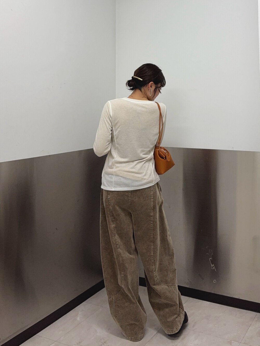 ホワイト系のTシャツ/カットソー、ブラウン系のその他パンツ、ブラウン系のスニーカーを着用したレディースの秋コーディネートの3枚目の写真