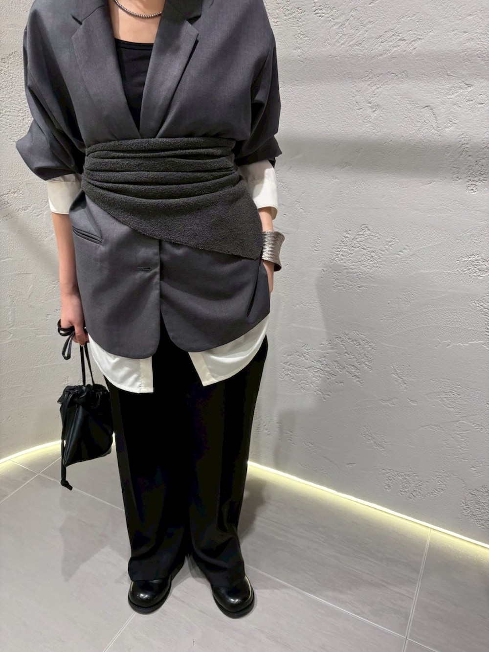 グレー系のその他アウター、ブラック系のその他パンツ、ブラック系のショルダーバッグを着用したレディースの春コーディネートの3枚目の写真