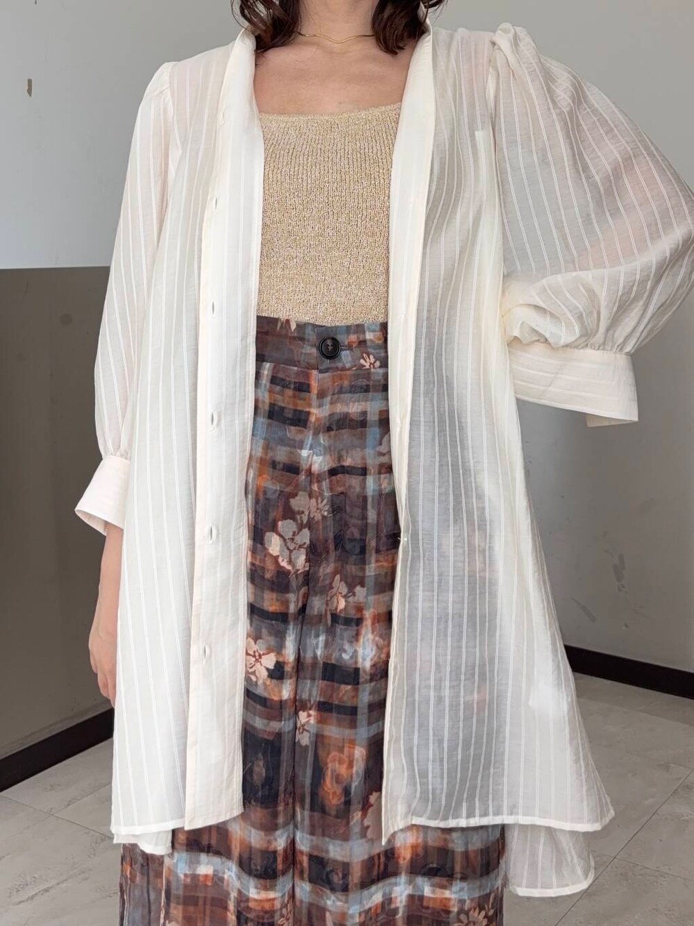 ベージュ系のその他シューズ、ベージュ系のタンクトップ、オレンジ系のその他パンツを着用したレディースの夏コーディネートの4枚目の写真