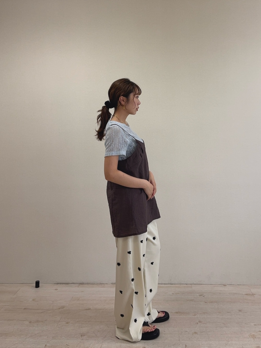 ブルー系のTシャツ/カットソー、ホワイト系のその他パンツ、ブラック系のサンダルを着用したレディースの夏コーディネートの2枚目の写真