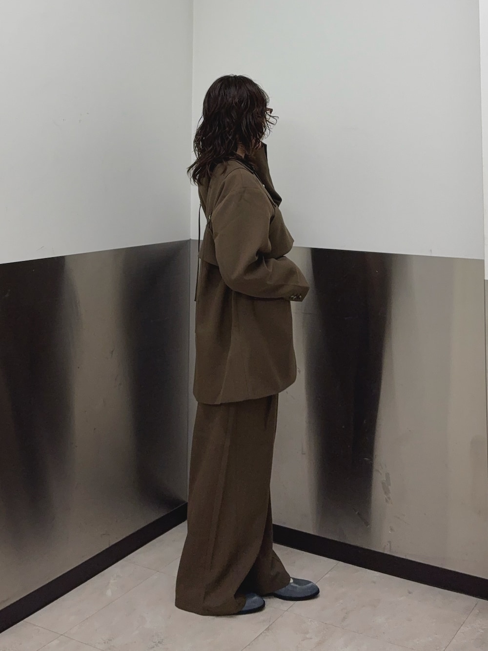 ブラウン系のその他アウター、ブラウン系のその他パンツ、ホワイト系のタンクトップを着用したレディースの秋コーディネートの2枚目の写真