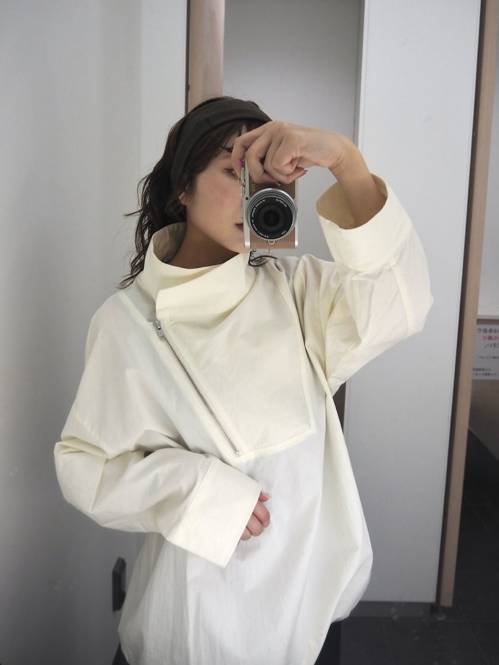 ブラック系のワンピース、ブラック系のその他シューズ、ホワイト系のその他アウターを着用したレディースの春コーディネートの3枚目の写真