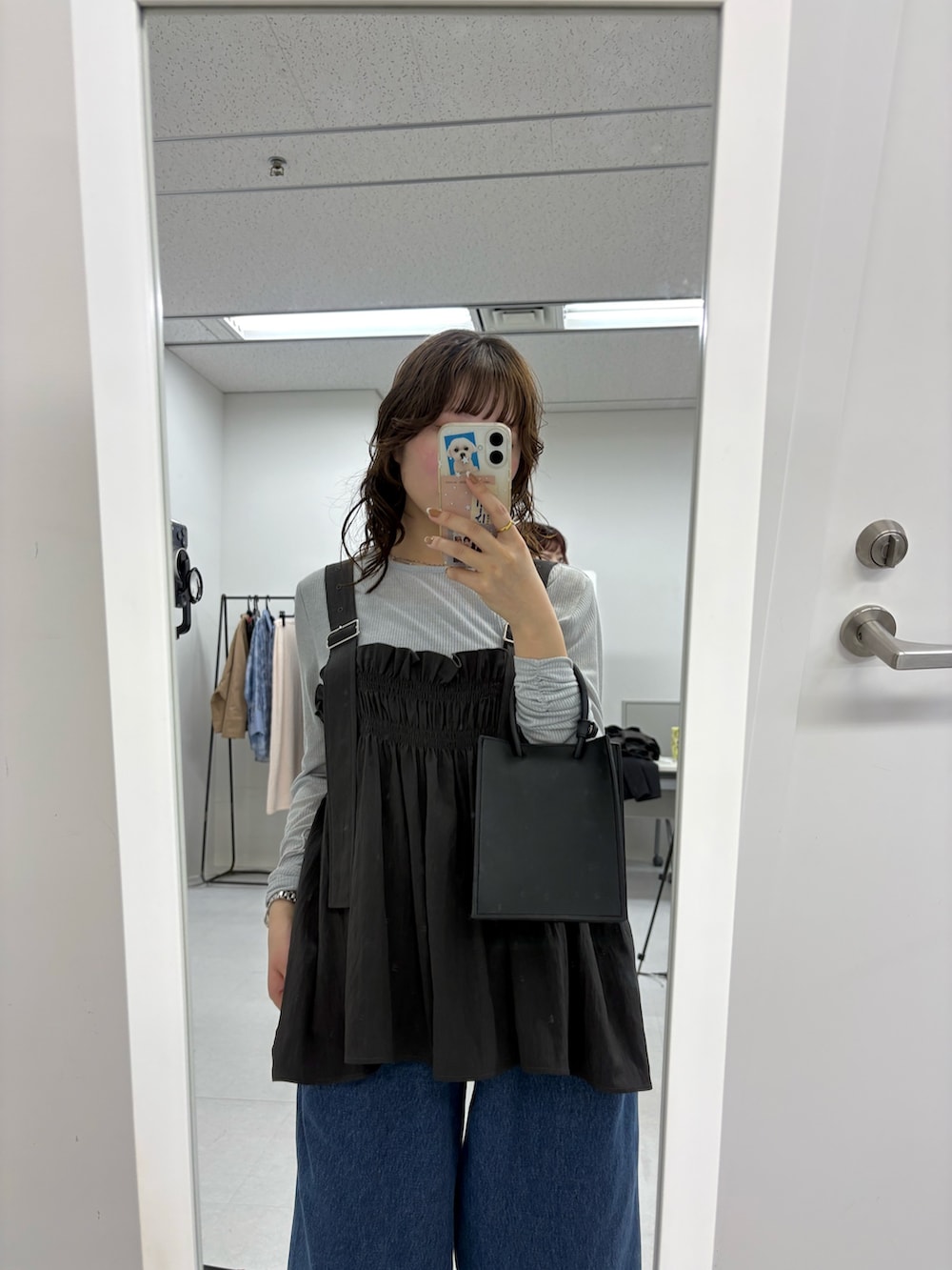 グレー系のその他トップス、ブルー系のデニムパンツ、ブラック系のサンダルを着用したレディースの春コーディネートの5枚目の写真