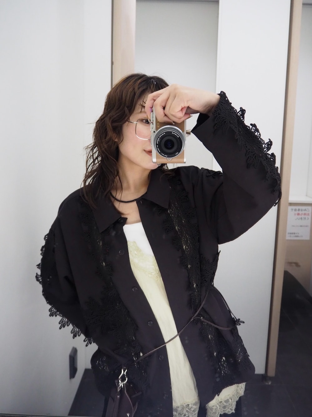 ブラウン系のシャツ/ブラウス、ベージュ系のキャミソール、ブラック系のその他パンツを着用したレディースの春コーディネートの4枚目の写真