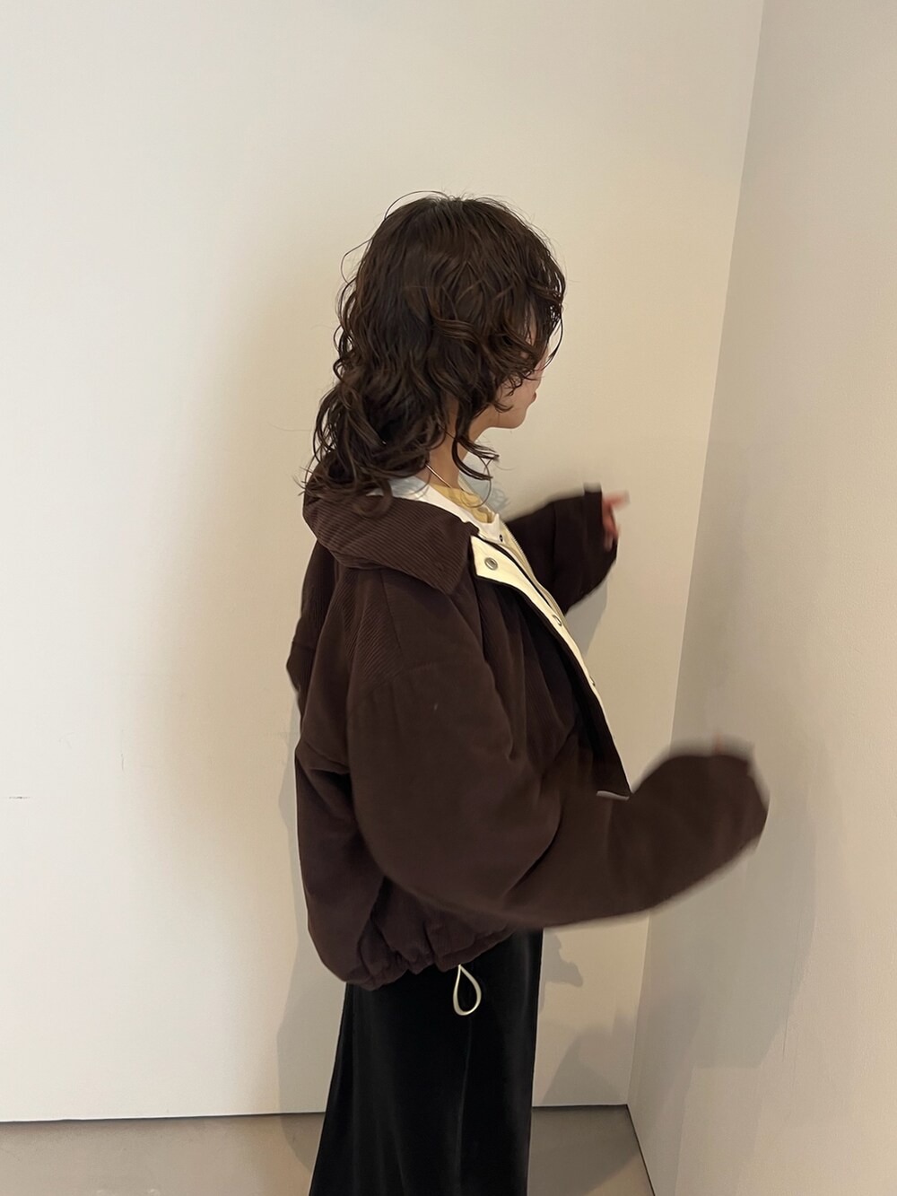 ブラック系のスカート、ブラウン系のその他シューズ、ホワイト系のTシャツ/カットソーを着用したレディースの秋コーディネートの5枚目の写真