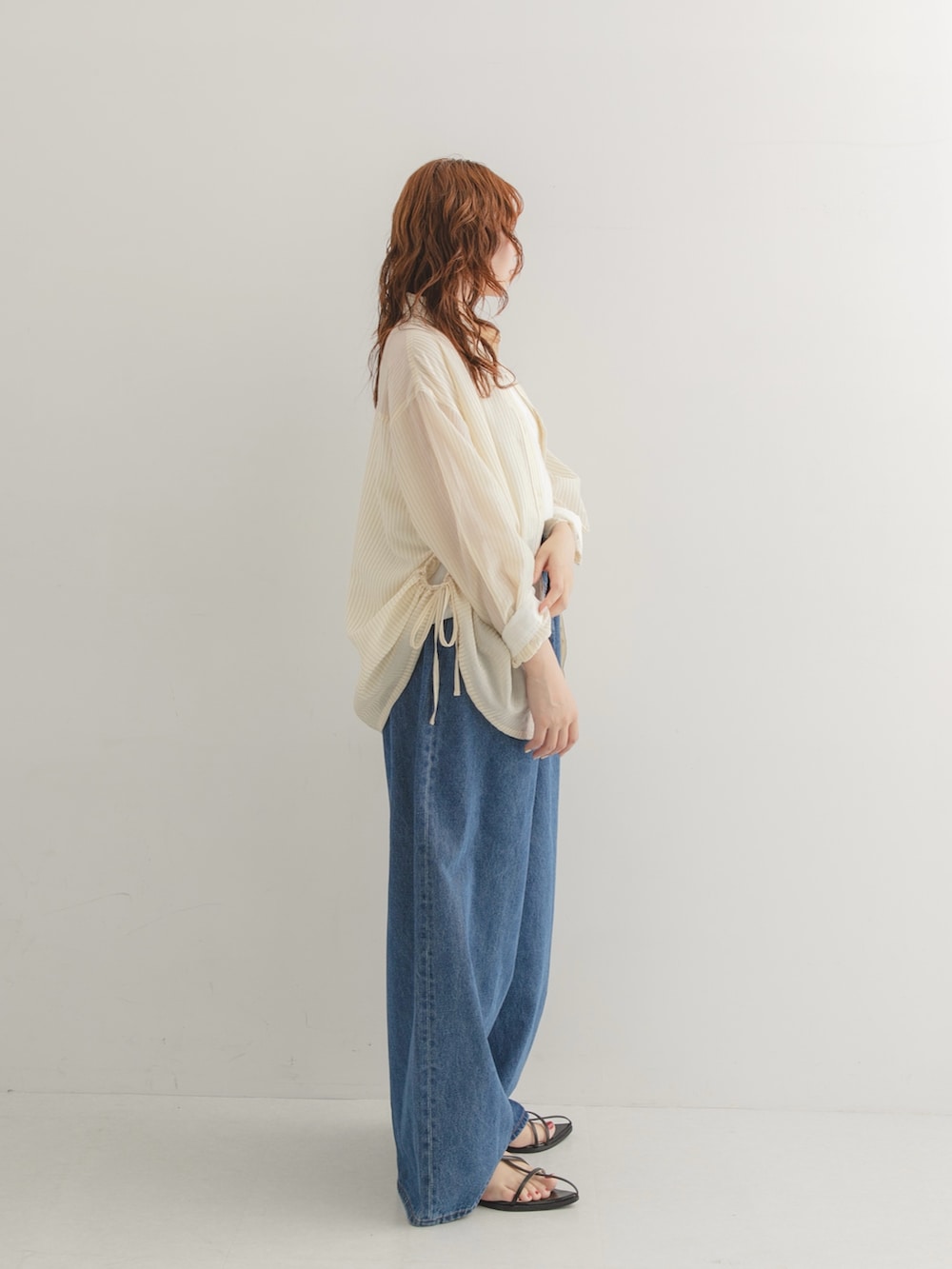 ホワイト系のシャツ/ブラウス、ブルー系のデニムパンツを着用したレディースの夏コーディネートの2枚目の写真