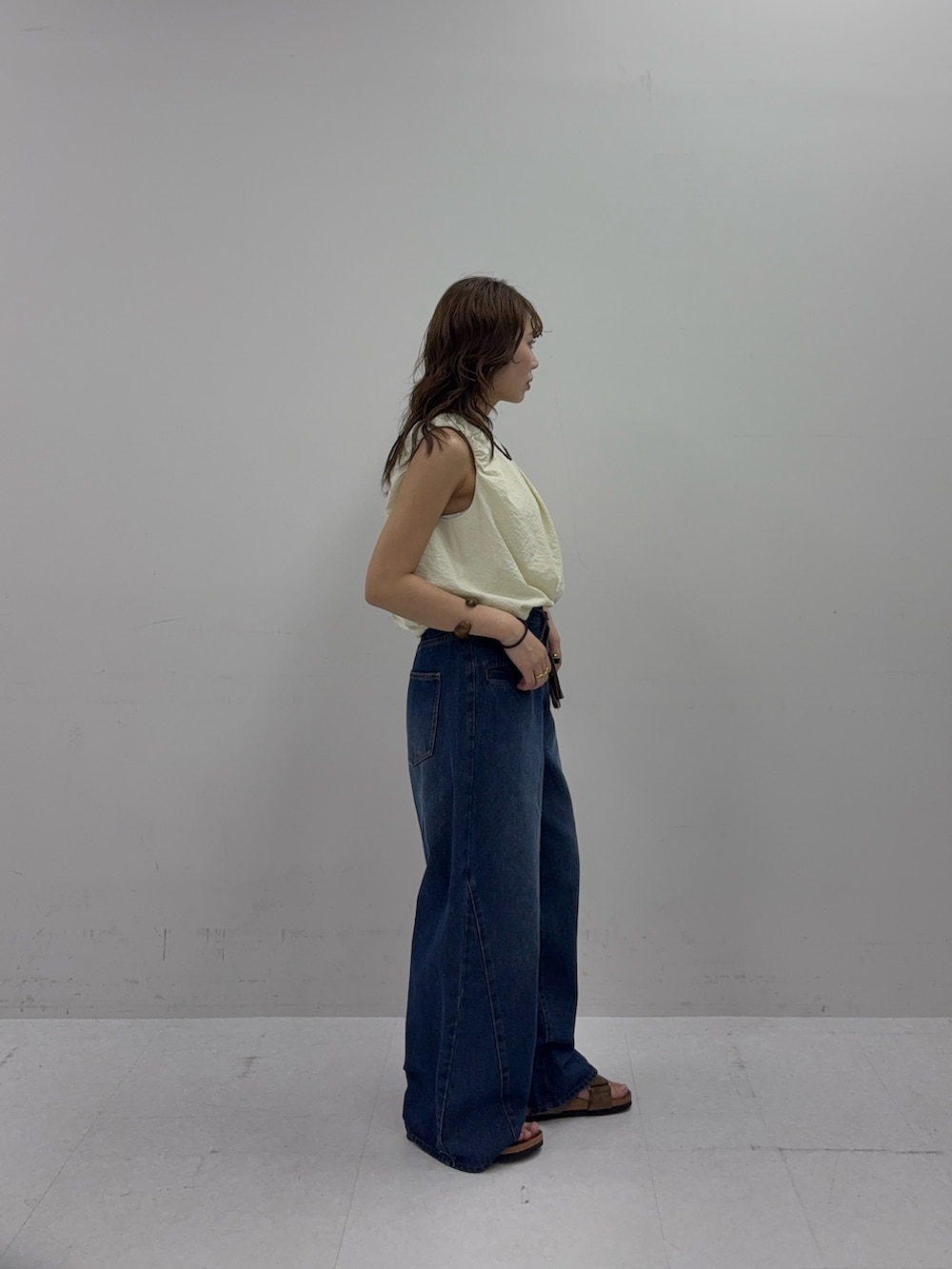 ホワイト系のシャツ/ブラウス、ブルー系のデニムパンツ、ブラウン系のサンダルを着用したレディースの夏コーディネートの2枚目の写真