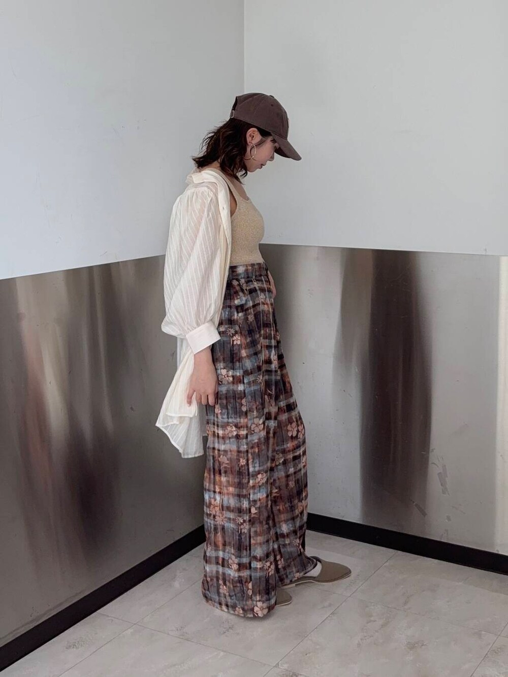 ベージュ系のその他シューズ、ベージュ系のタンクトップ、オレンジ系のその他パンツを着用したレディースの夏コーディネートの2枚目の写真