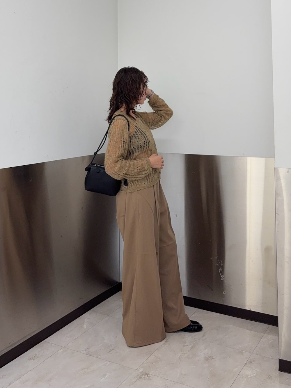 ベージュ系のカーディガン/ボレロ、ベージュ系のその他パンツ、ブラック系のローファーを着用したレディースの秋コーディネートの2枚目の写真