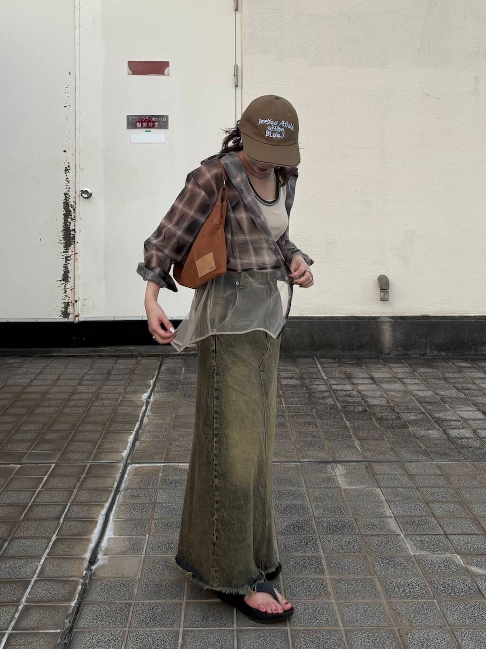 ベージュ系のタンクトップ、ブルー系のスカート、ブラウン系のシャツ/ブラウスを着用したレディースの夏コーディネートの3枚目の写真