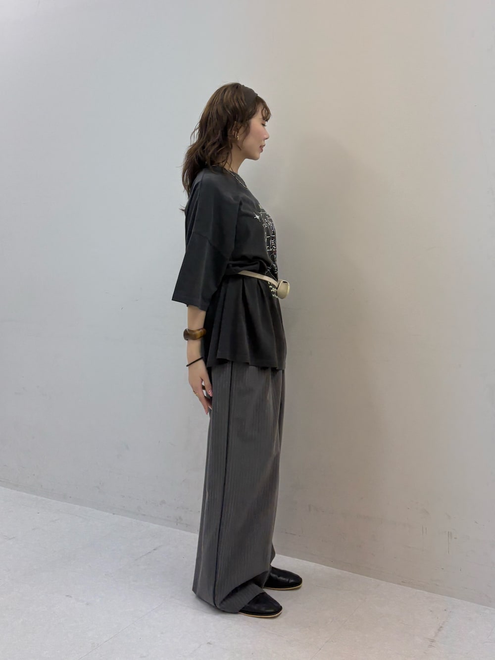 グレー系のTシャツ/カットソー、グレー系のその他パンツ、グレー系のベルトを着用したレディースの春コーディネートの2枚目の写真
