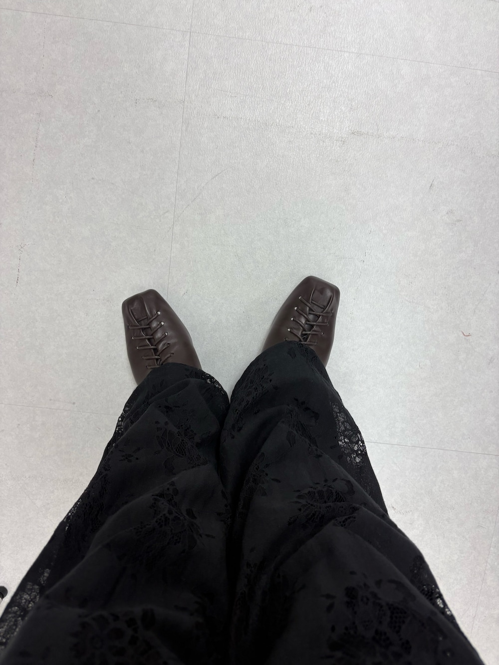 ブラック系のTシャツ/カットソー、ブラック系のその他パンツ、ブラック系のその他シューズを着用したレディースの冬コーディネートの3枚目の写真