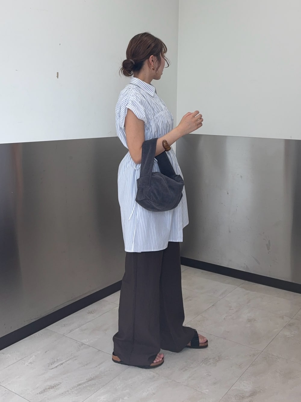 ホワイト系のワンピース、ブラウン系のその他パンツ、ブラック系のサンダルを着用したレディースの夏コーディネートの2枚目の写真