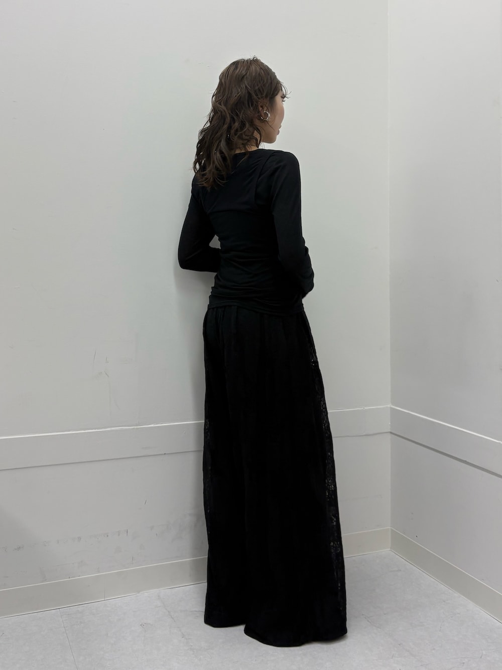 ブラック系のTシャツ/カットソー、ブラック系のその他パンツ、ブラック系のその他シューズを着用したレディースの冬コーディネートの2枚目の写真