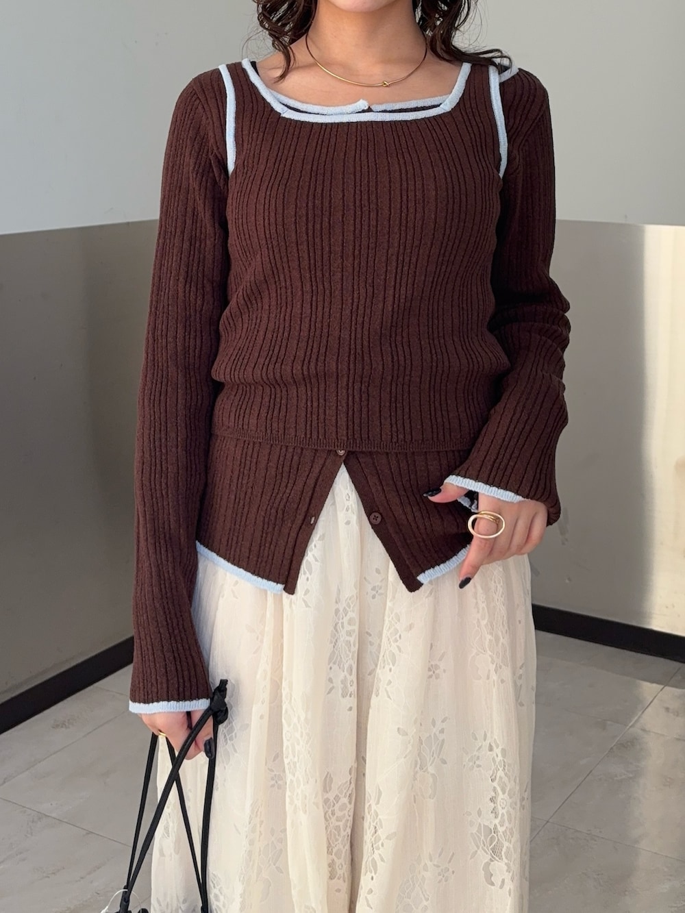 ブラウン系のニット/セーター、ホワイト系のその他パンツ、ブラック系のパンプスを着用したレディースの冬コーディネートの4枚目の写真