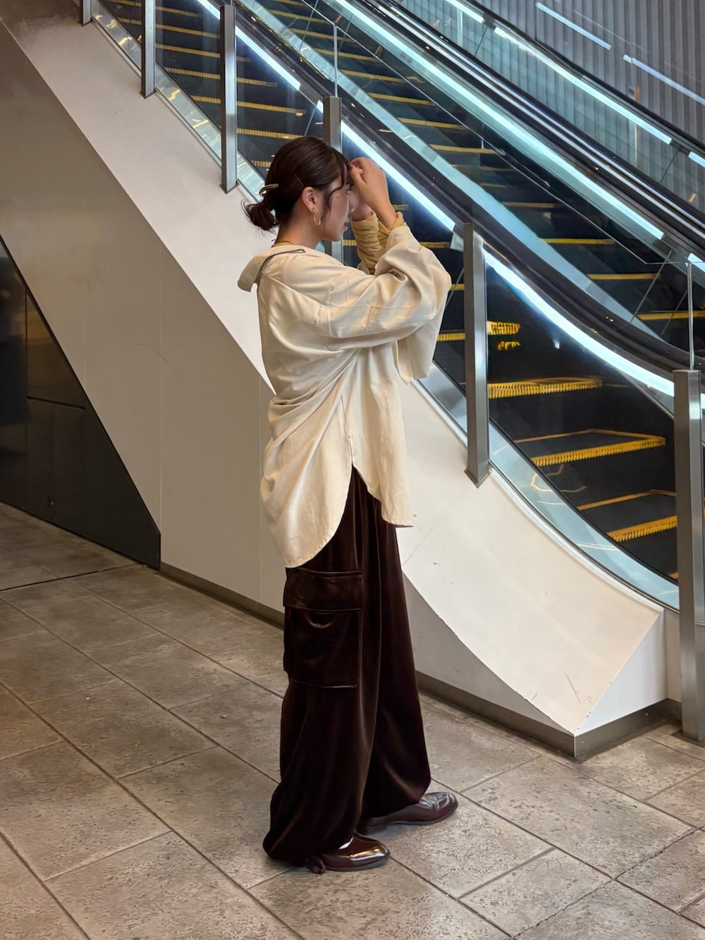 ブラウン系のその他パンツ、ホワイト系のシャツ/ブラウス、ホワイト系のTシャツ/カットソーを着用したレディースの秋コーディネートの3枚目の写真