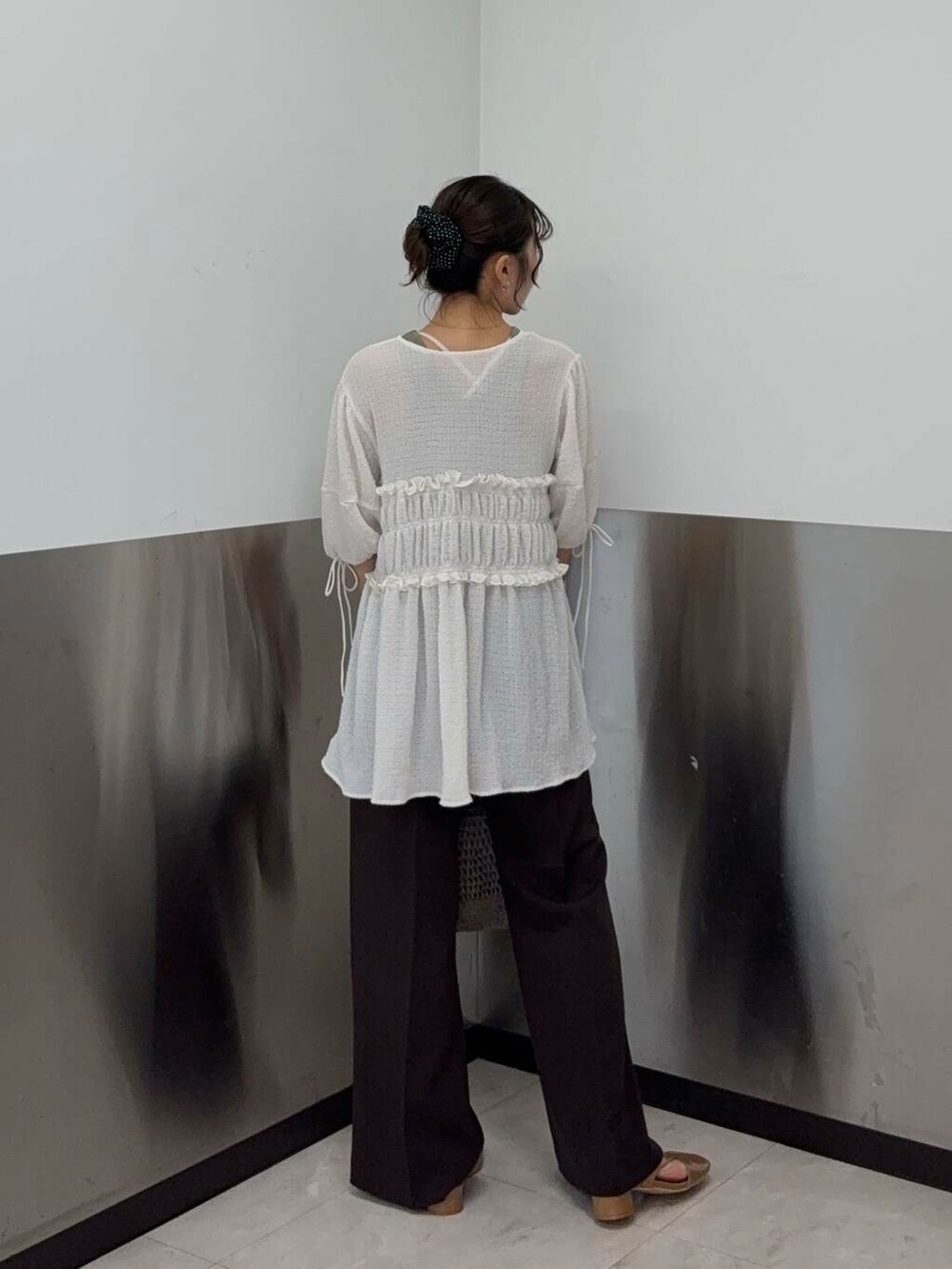 ベージュ系のタンクトップ、グレー系のトートバッグ、イエロー系のパンプスを着用したレディースの夏コーディネートの3枚目の写真