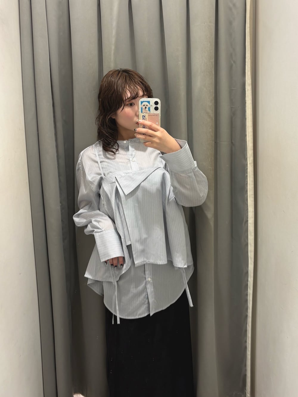 ブルー系のシャツ/ブラウス、ブラック系のスカート、ブラック系のパンプスを着用したレディースの冬コーディネートの4枚目の写真