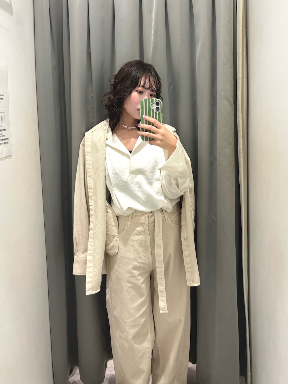 ホワイト系のシャツ/ブラウス、ホワイト系のその他パンツ、ブラウン系のその他シューズを着用したレディースの秋コーディネートの4枚目の写真