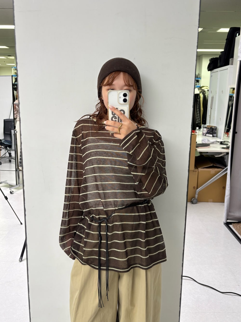 ブラウン系のニット/セーター、ブラウン系のその他パンツを着用したレディースの夏コーディネートの4枚目の写真