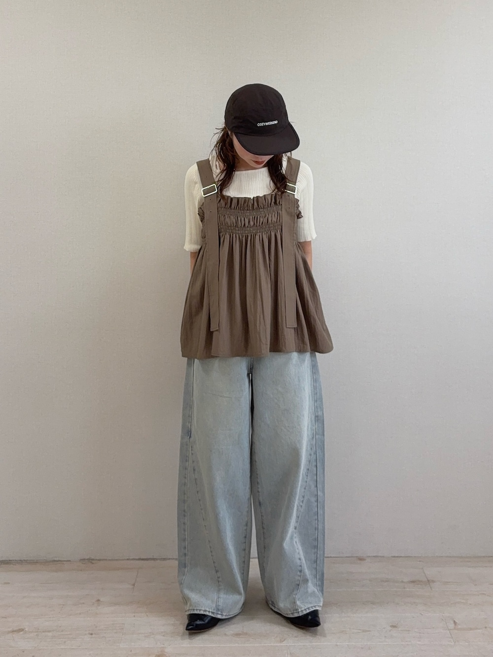 グリーン系のその他トップス、ブルー系のデニムパンツ、ホワイト系のニット/セーターを着用したレディースの夏コーディネートの3枚目の写真