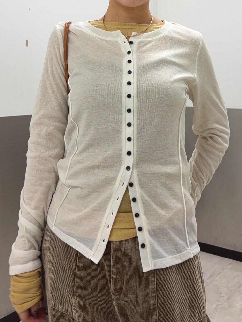 ホワイト系のTシャツ/カットソー、ブラウン系のその他パンツ、ブラウン系のスニーカーを着用したレディースの秋コーディネートの4枚目の写真