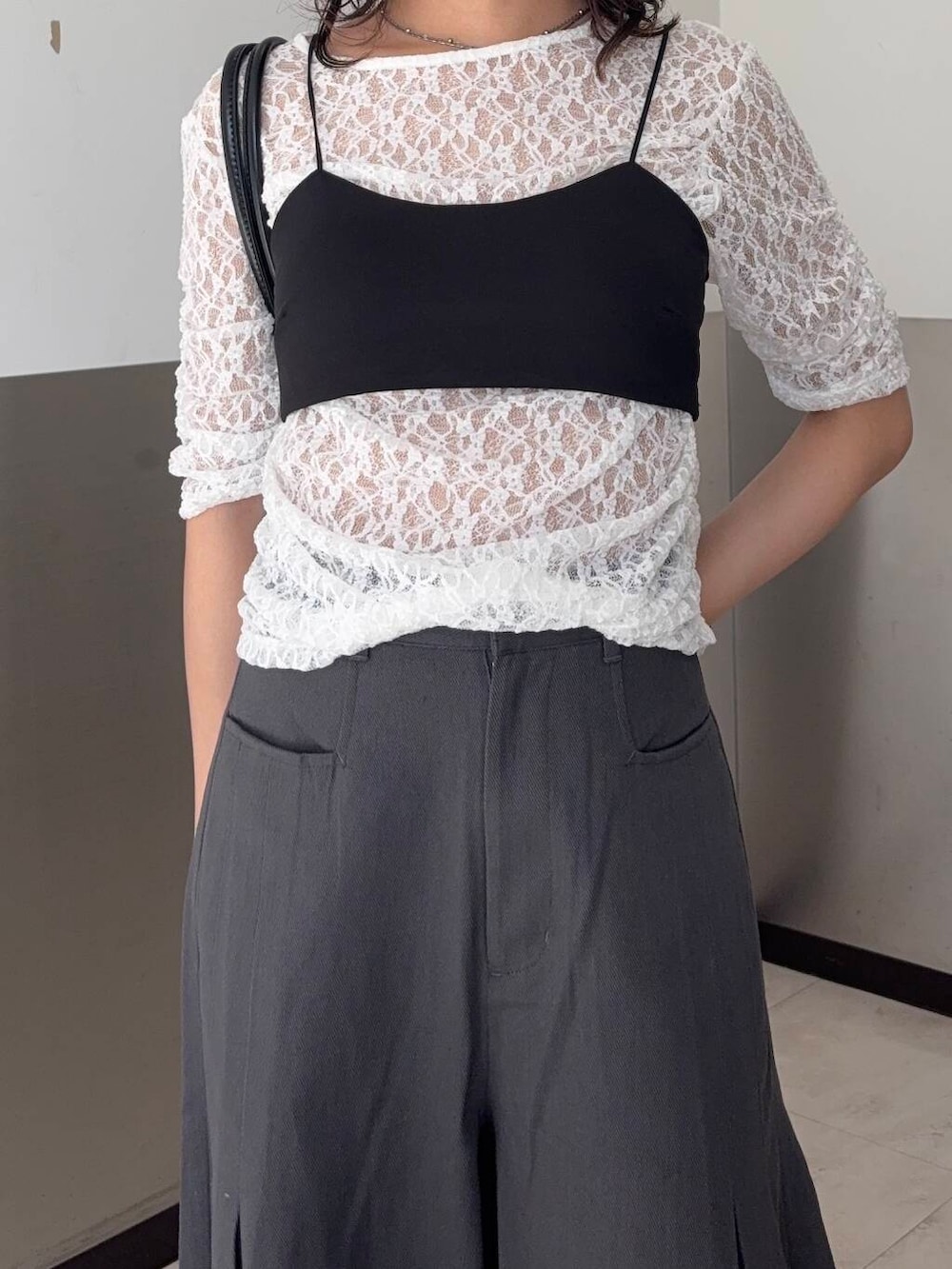 ブラック系のショルダーバッグ、ホワイト系のTシャツ/カットソー、グレー系のその他パンツを着用したレディースの夏コーディネートの4枚目の写真