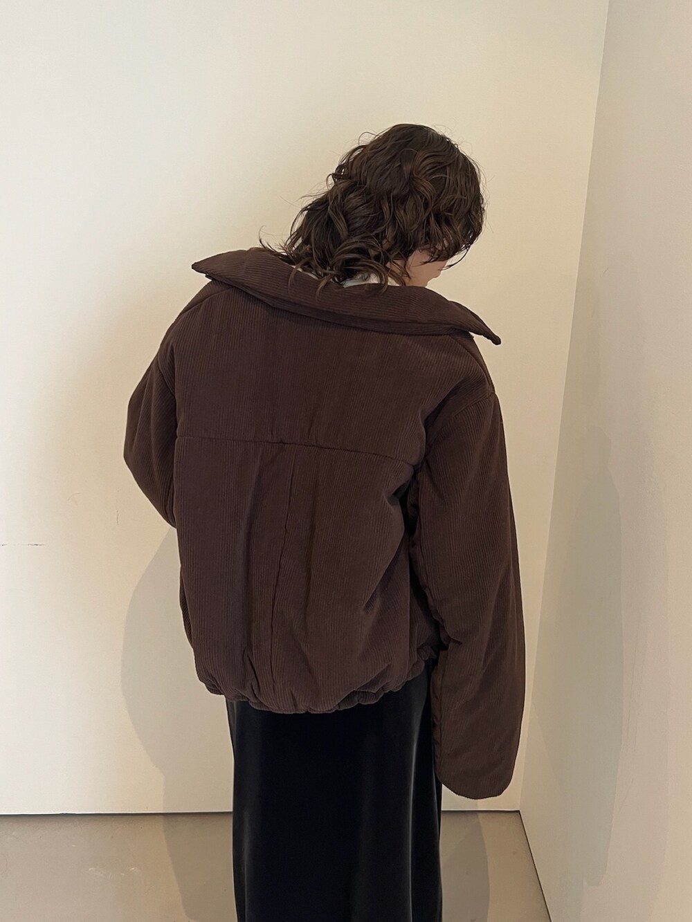 ブラック系のスカート、ブラウン系のその他シューズ、ホワイト系のTシャツ/カットソーを着用したレディースの秋コーディネートの4枚目の写真