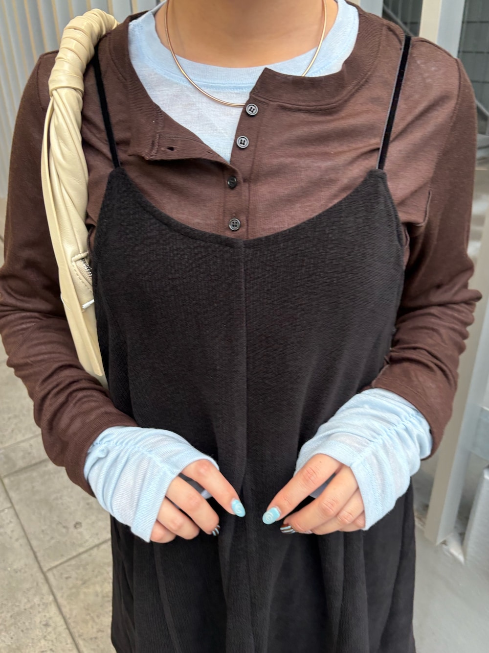 ブラック系のワンピース、ブラウン系のTシャツ/カットソー、ブラック系のブーツを着用したレディースの秋コーディネートの4枚目の写真