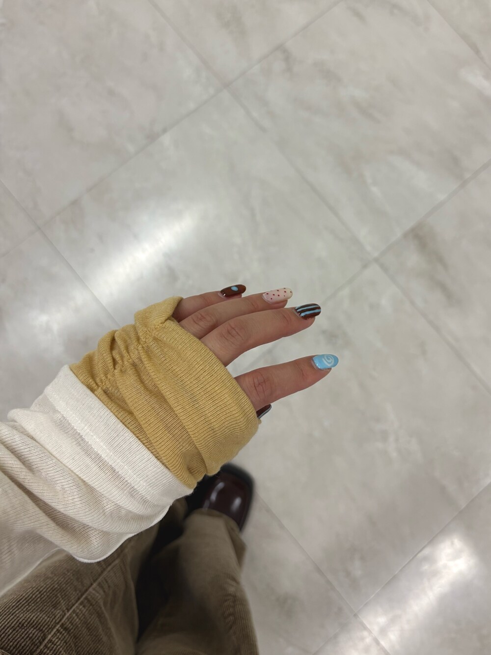 ホワイト系のTシャツ/カットソー、ブラウン系のその他パンツ、ブラウン系のスニーカーを着用したレディースの秋コーディネートの5枚目の写真