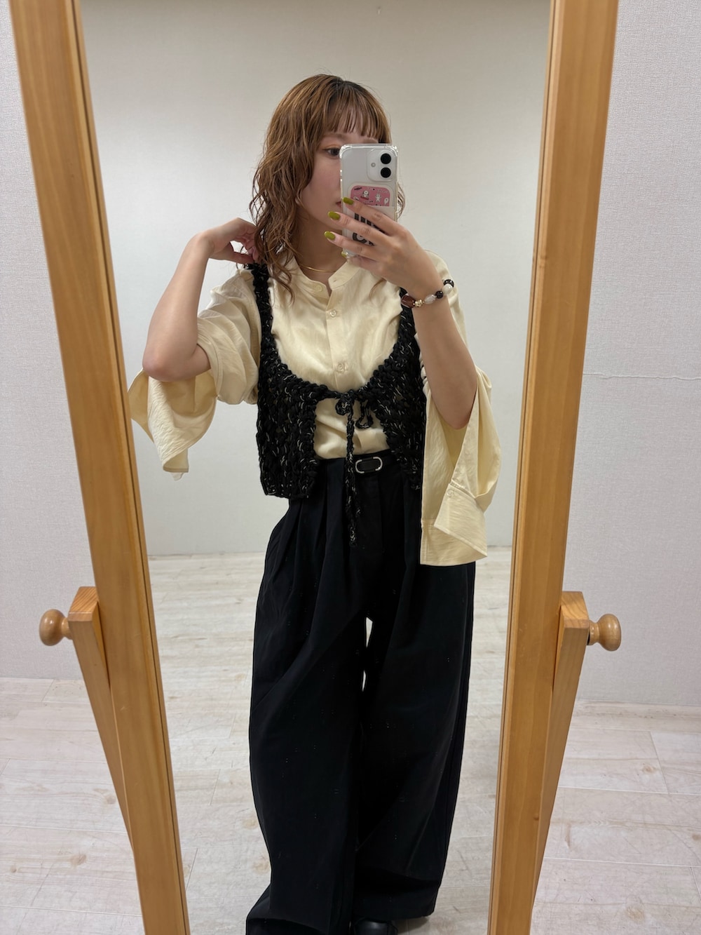 イエロー系のシャツ/ブラウス、ブラック系のニット/セーター、ブラック系のその他パンツを着用したレディースの秋コーディネートの4枚目の写真