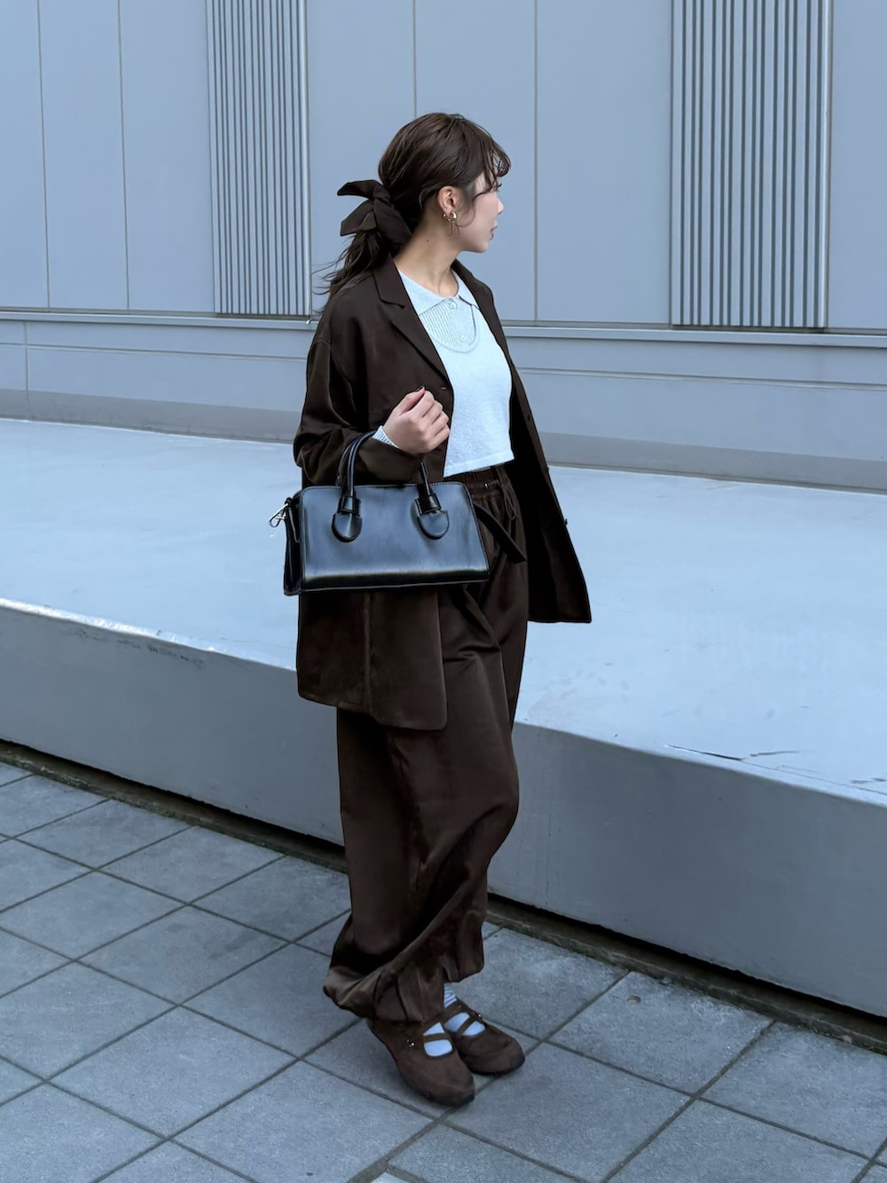 グリーン系のシャツ/ブラウス、グリーン系のその他パンツ、ブラウン系のスニーカーを着用したレディースの冬コーディネートの3枚目の写真