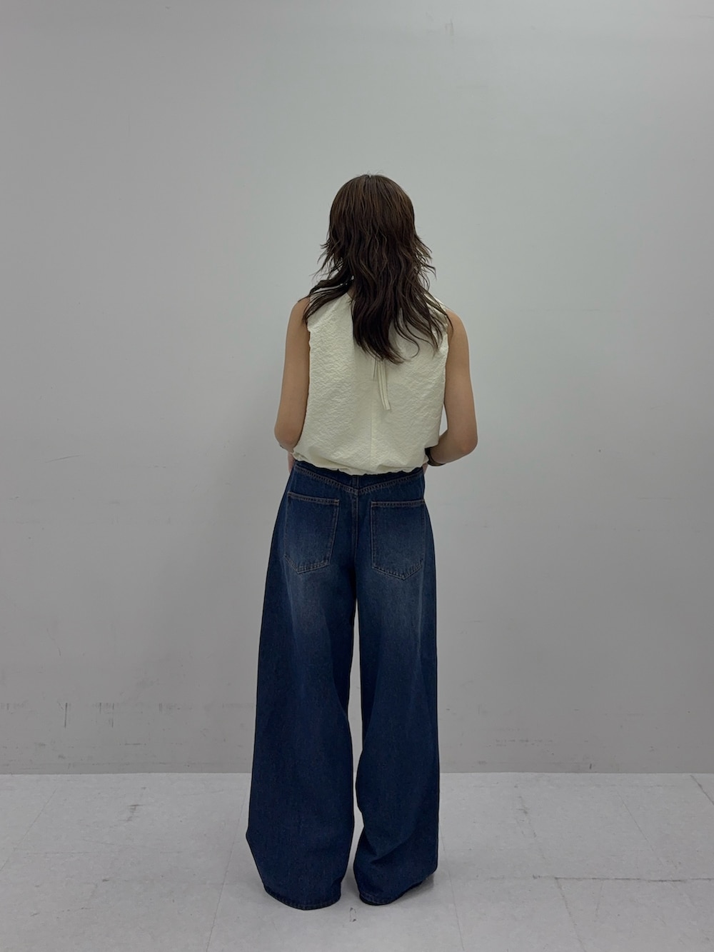 ホワイト系のシャツ/ブラウス、ブルー系のデニムパンツ、ブラウン系のサンダルを着用したレディースの夏コーディネートの3枚目の写真