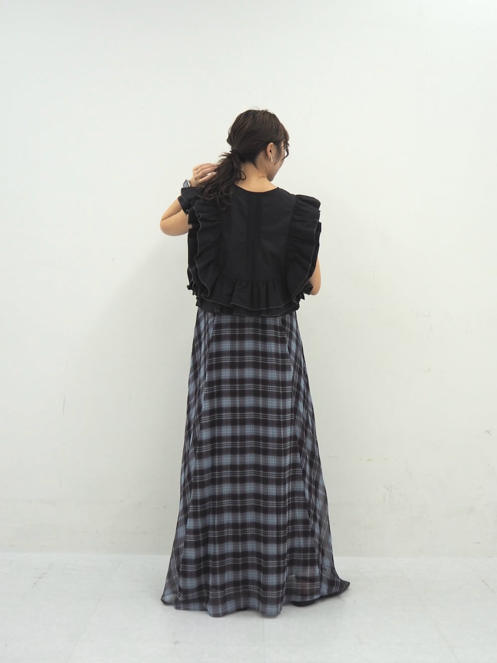 ブラック系のシャツ/ブラウス、ブラウン系のワンピースを着用したレディースの春コーディネートの2枚目の写真