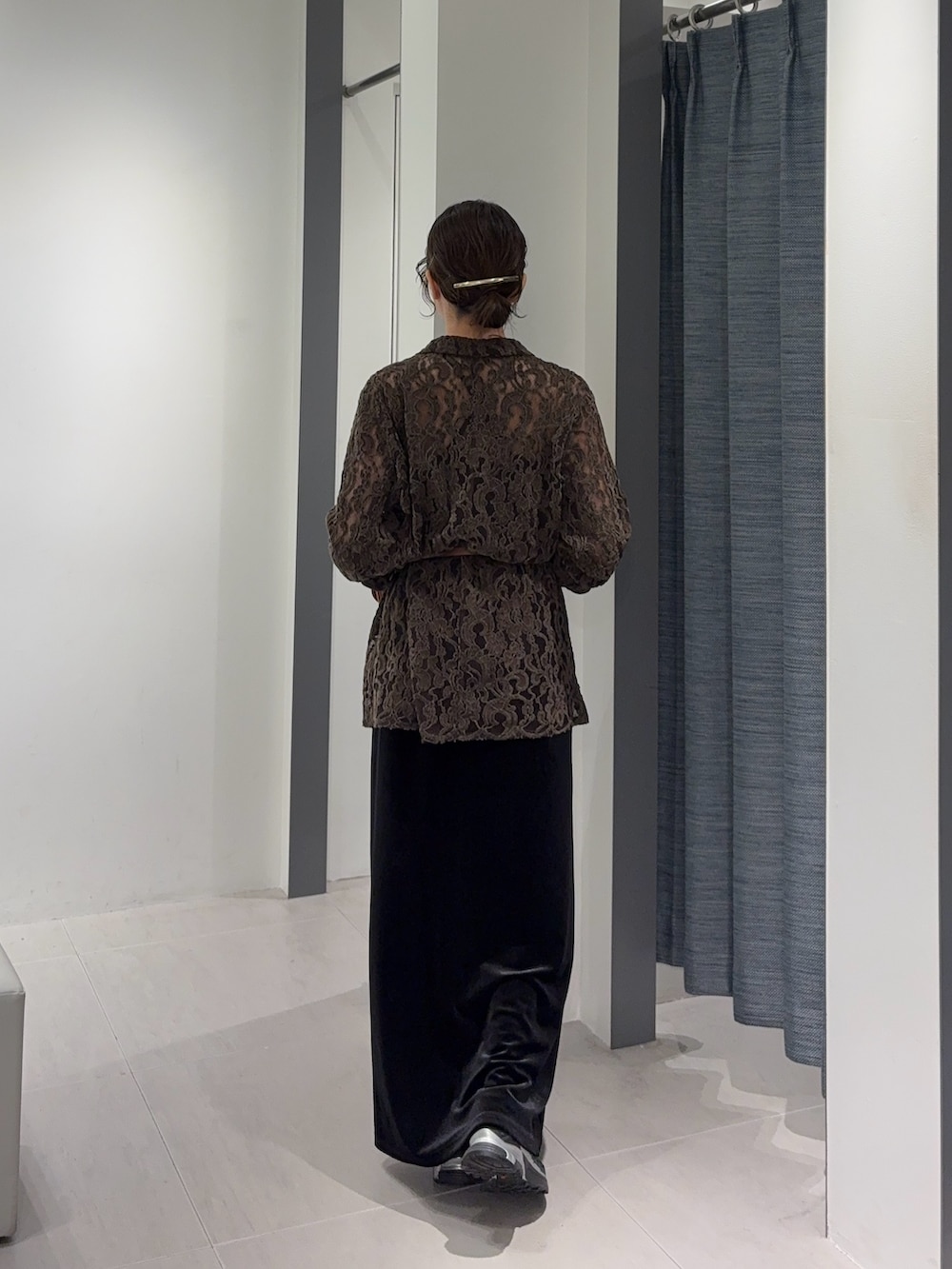 ブラウン系のその他アウター、ブラック系のスカート、ブラック系のスニーカーを着用したレディースの秋コーディネートの3枚目の写真