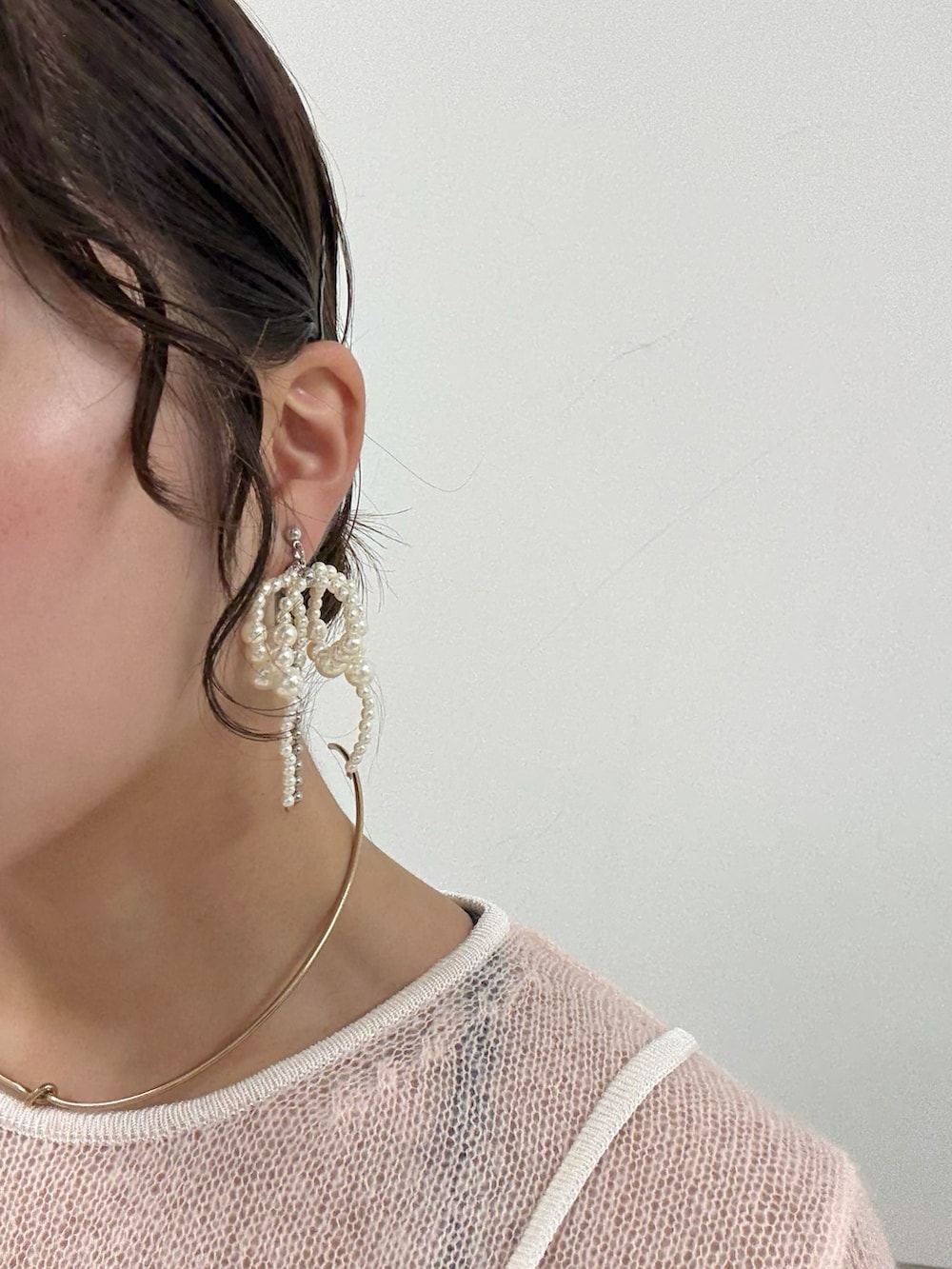 ブラウン系のスカート、ピンク系のニット/セーター、ブラック系のショルダーバッグを着用したレディースの秋コーディネートの5枚目の写真