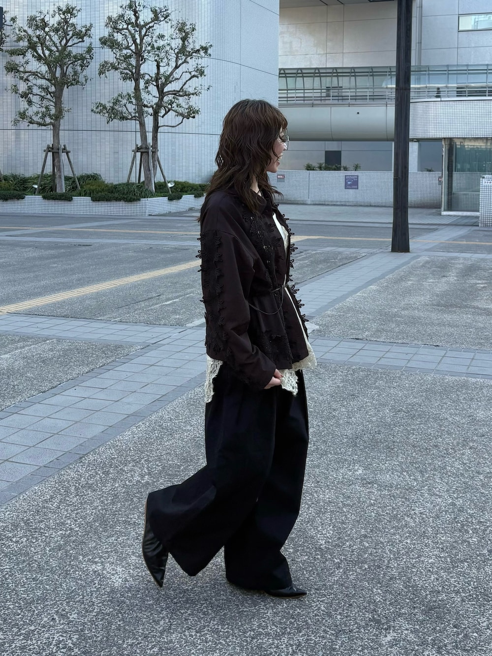 ブラウン系のシャツ/ブラウス、ベージュ系のキャミソール、ブラック系のその他パンツを着用したレディースの春コーディネートの2枚目の写真