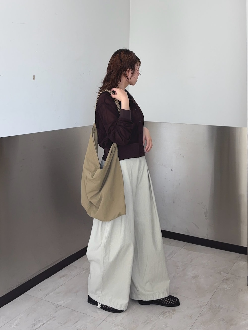 ブラウン系のシャツ/ブラウス、ホワイト系のその他パンツ、ブラック系のサンダルを着用したレディースの春コーディネートの3枚目の写真