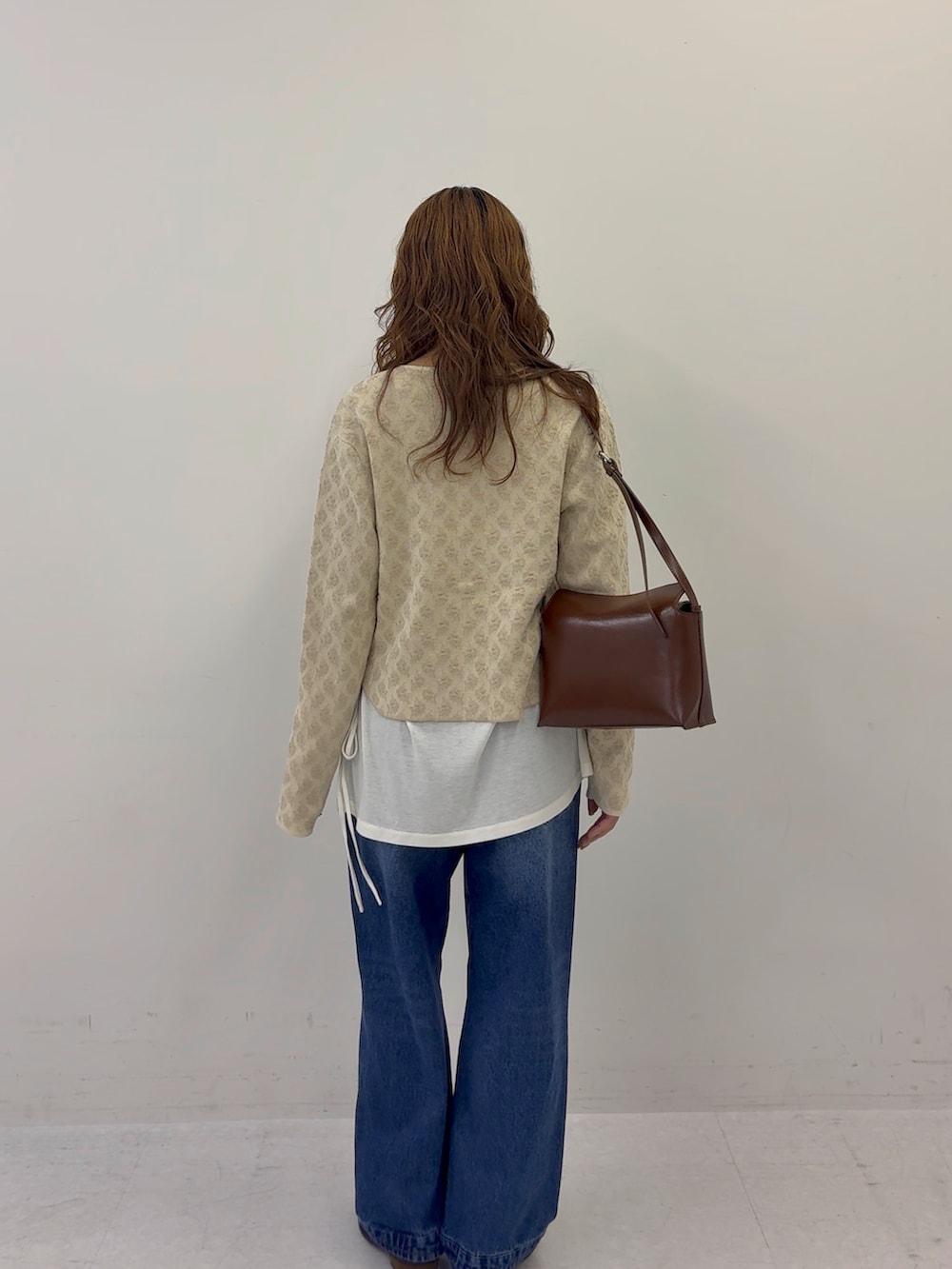 ベージュ系のカーディガン/ボレロ、ブルー系のデニムパンツ、ブラウン系のその他シューズを着用したレディースの秋コーディネートの3枚目の写真