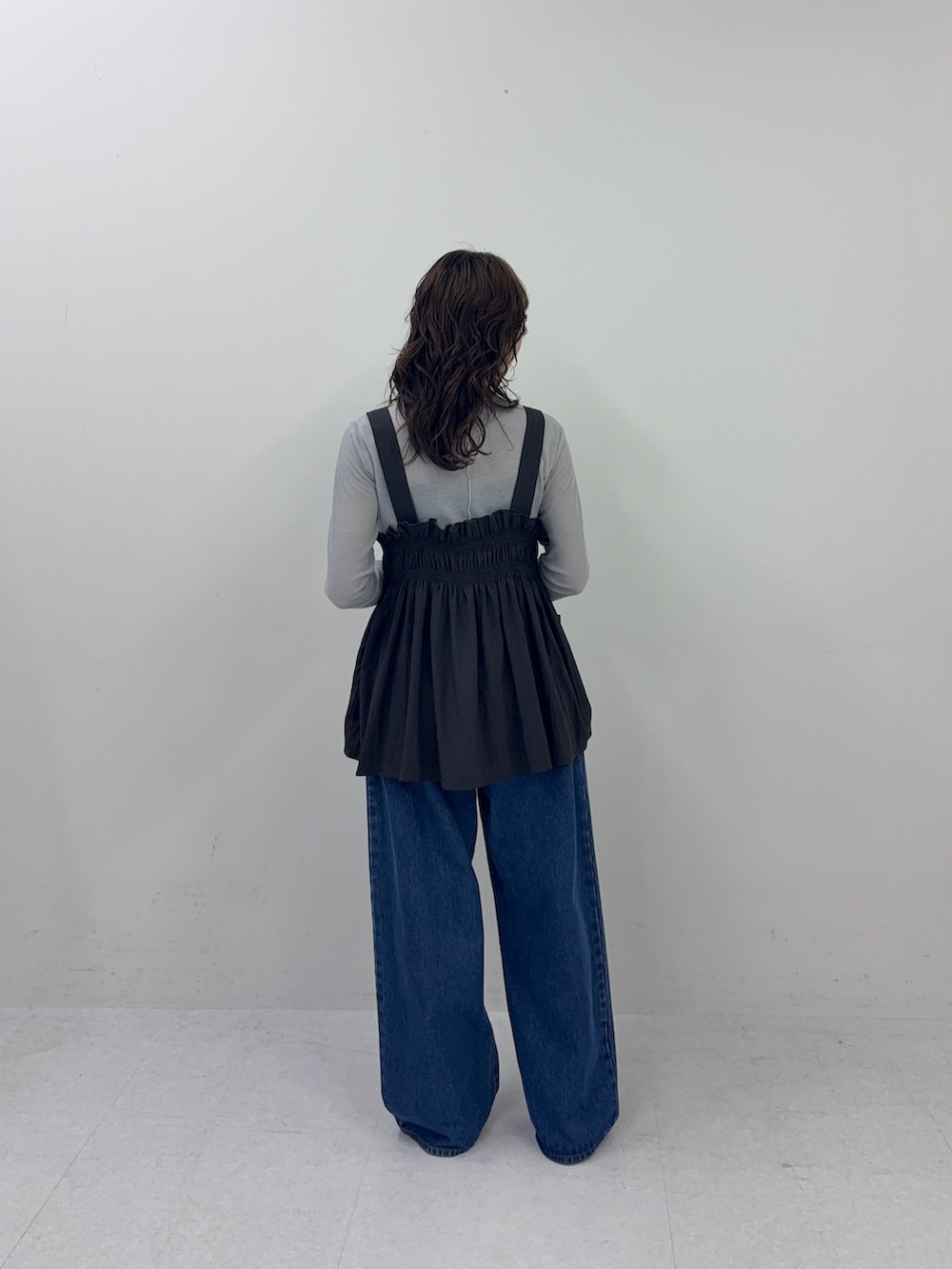 グレー系のその他トップス、ブルー系のデニムパンツ、ブラック系のサンダルを着用したレディースの春コーディネートの3枚目の写真