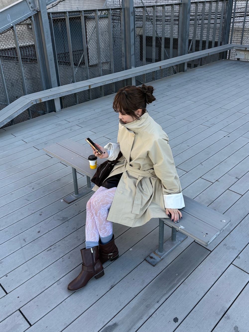 ベージュ系のその他アウター、ブラウン系のブーツ、ブラウン系のボストンバッグを着用したレディースの冬コーディネートの6枚目の写真