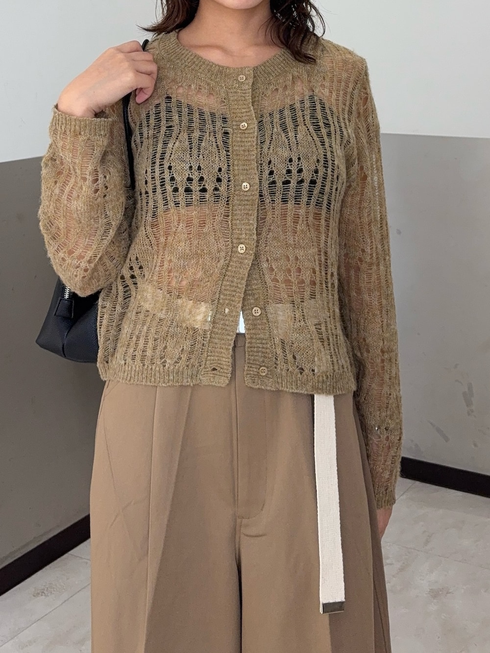 ベージュ系のカーディガン/ボレロ、ベージュ系のその他パンツ、ブラック系のローファーを着用したレディースの秋コーディネートの4枚目の写真