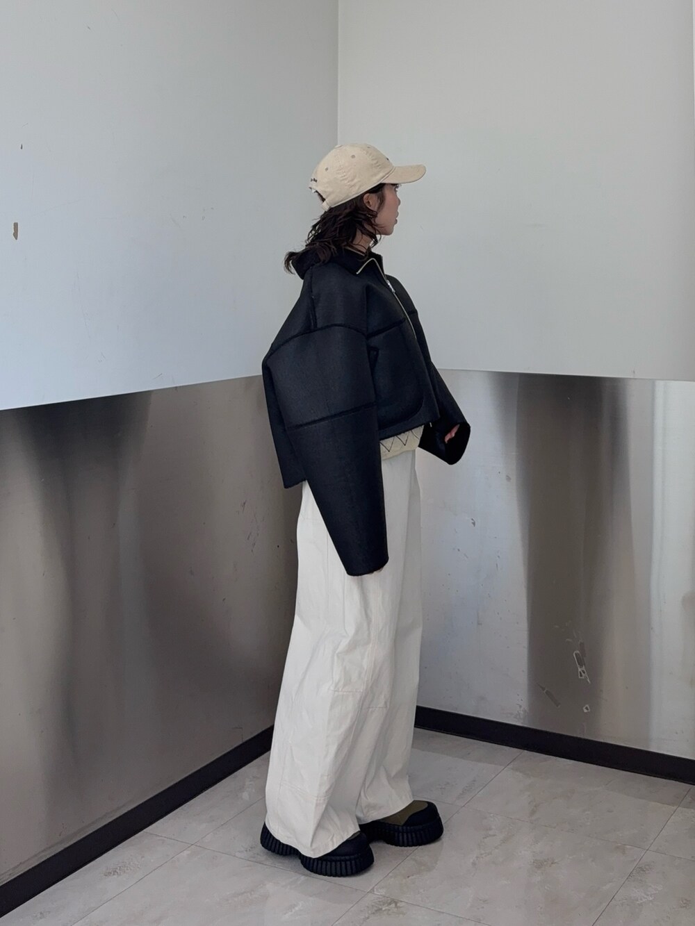 ホワイト系のその他パンツ、ブラック系のその他アウター、グリーン系のスニーカーを着用したレディースの秋コーディネートの2枚目の写真