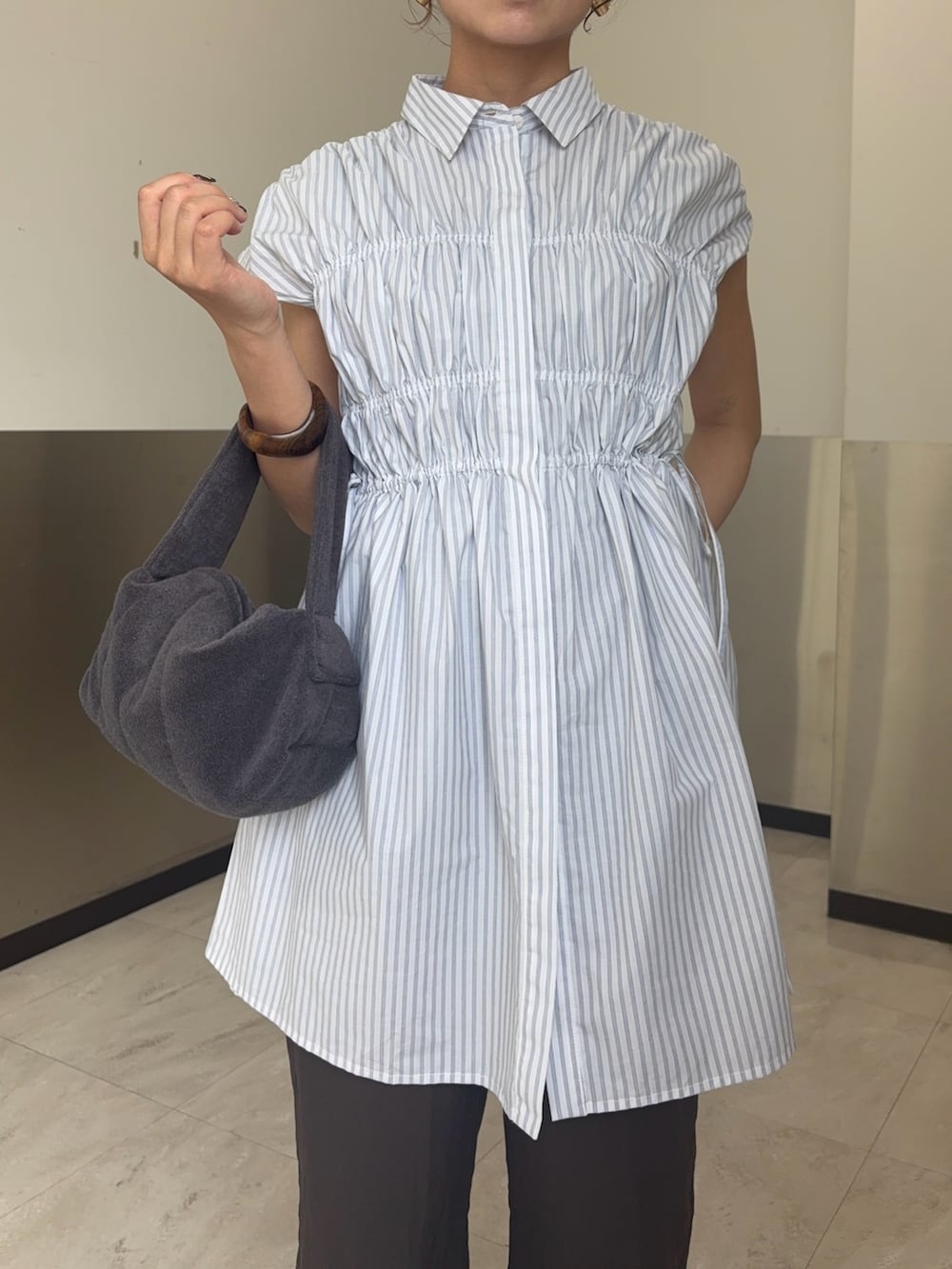 ホワイト系のワンピース、ブラウン系のその他パンツ、ブラック系のサンダルを着用したレディースの夏コーディネートの3枚目の写真