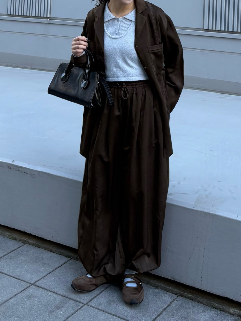 グリーン系のシャツ/ブラウス、グリーン系のその他パンツ、ブラウン系のスニーカーを着用したレディースの冬コーディネートの4枚目の写真