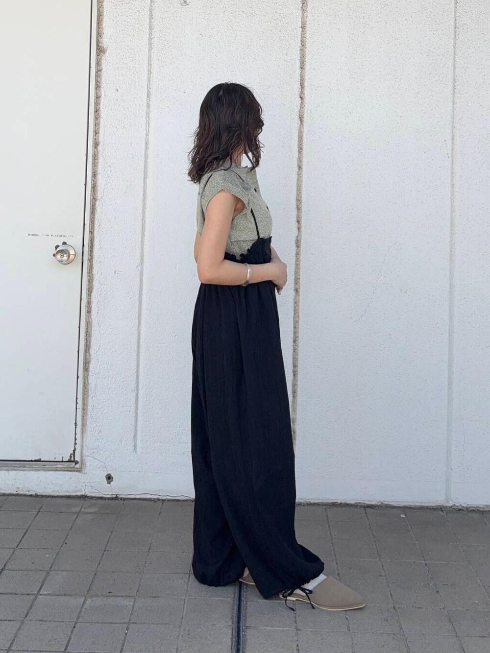 ベージュ系のその他シューズ、ベージュ系のニット/セーター、ブラック系のサロペット/オーバーオールを着用したレディースの夏コーディネートの3枚目の写真